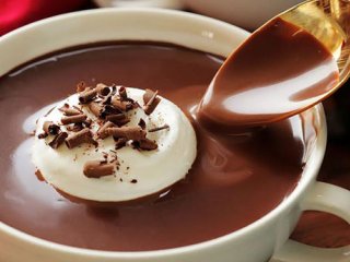 آشنایی با فواید شگفت‌انگیز شکلات داغ برای بدن