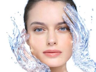 آیا نوشیدن آب زیاد، پوست را شفاف می‌کند؟