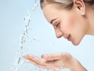 چرا نباید صورت خود را زیر دوش بشوییم؟