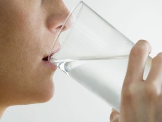 برای جلوگیری از افزایش سن بدن، زیاد آب بنوشید