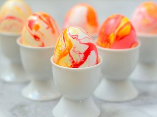 رنگ کردن تخم‌مرغ با لاك ناخن