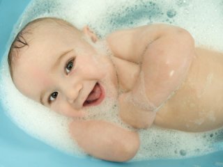 روش صحیح حمام كردن نوزاد (2)