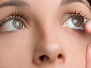 خوابیدن با لنز منجر به نابینایی می‌شود