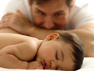 خواب کودک درکنار پدر تستوسترون را کاهش می‌دهد
