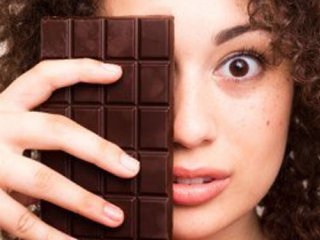 آیا شکلات و شیرینی جوش‌‌های مرا بدتر می‌‌کند؟