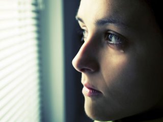 زنان افسرده تر از مردان