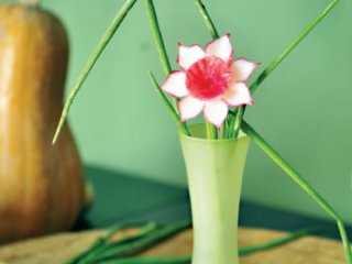 تزئین گلدان با گل‌هایی از شلغم