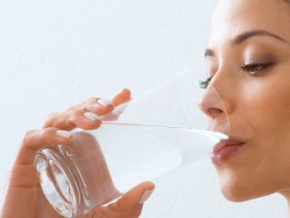 کم نوشیدن مایعات؛ از عوامل اصلی زایمان زودرس