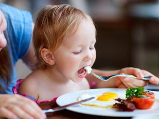 اهمیت آشنایی کودکان با عادات غذایی صحیح