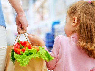 اهمیت انتخاب منابع غذایی سالم برای کودکان