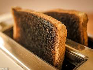 خطرهای نان‌های سوخته و قهوه‌ای