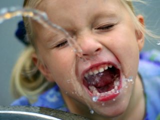 اهمیت فوق العاده آب و هیدراسیون در کودکان