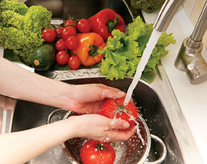 چگونه میوه‌ها و سبزی‌ها را بشوییم؟