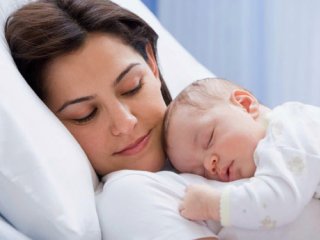حواس پرتی مادران هنگام شیردادن به نوزاد