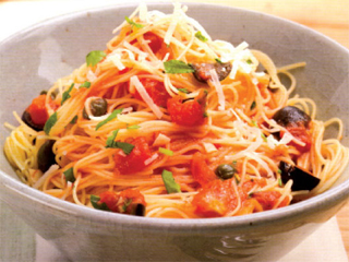 اسپاگتی با فلفل قرمز، گوجه‌فرنگی و زيتون سياه