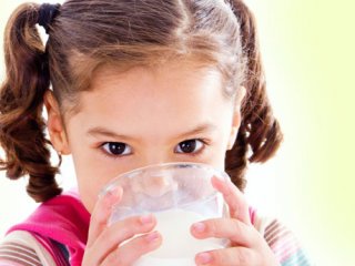 چه کار کنیم که کودک از شیر خوردن لذت ببرد؟