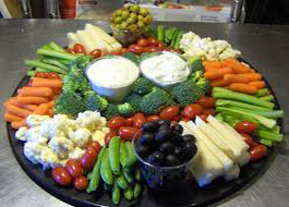 مجموعه ای از سبزیجات خام با دیپ روغن زیتون