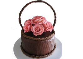 کیک شکلاتی به شکل سبدی پر از گل