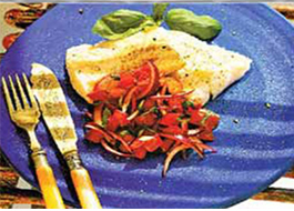 خوراك ماهی با سالاد گوجه‌فرنگی گرم