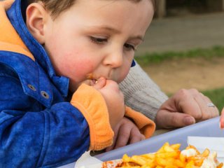 چرا بچه ها غذاهای ناسالم را بیشتر دوست دارند؟