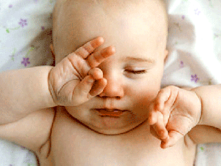 علل مالیدن چشم در نوزادان