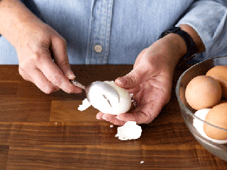 ترفندهایی جالب برای جدا کردن پوست تخم مرغ آب پز