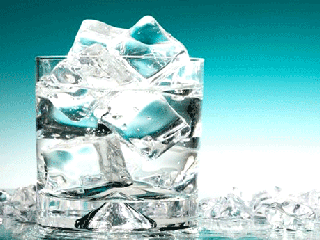 نوشیدن آب یخ چه خطراتی برای بدن دارد؟