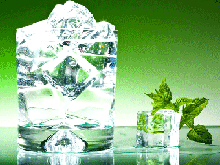 با خطرات نوشیدن آب یخ آشنا شوید