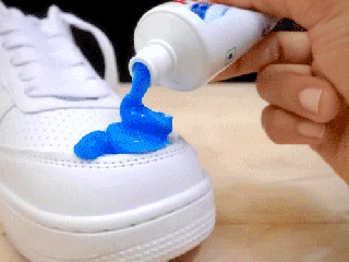 تمیز کردن کفش با چند روش جالب