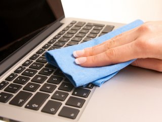 ترفندهای تمیز کردن صفحه‌کلید کامپیوتر یا لپ‌تاپ