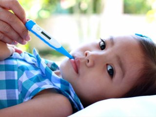 راهکارهایی ساده برای اندازه گیری و پایین آوردن تب کودک