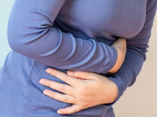 6 علت درد سمت راست شکم زیر دنده ها