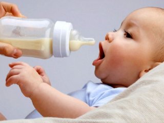 بایدها و نبایدهای مصرف همزمان شیرخشک و شیرمادر
