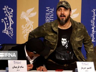 تصویر روی پیراهن کامبیز دیرباز در نشست خبری «خروج» سوژه عکاس شد + عکس