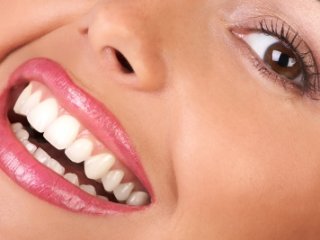 ۱۳ روش خانگی ارزان برای سفید کردن دندان‌ها