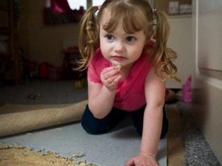 دختری که فرش می‌خورد! + تصاویر