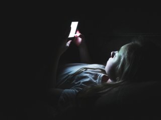 بلایی که استفاده از موبایل بر سر خواب شبانه شما می‌آورد!