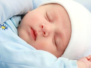 سرمه کشیدن در چشم نوزادان مضر است