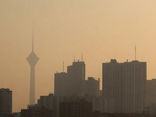 گرد و خاک ادارات، مدارس و دانشگاه‌های تهران را تعطیل کرد