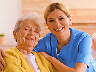 مزایا و معایب استخدام پرستار سالمند