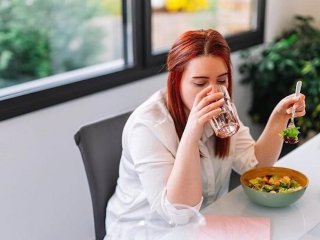 بلایی که نوشیدن مایعات بین غذا خوردن به سرتان می‌آورد