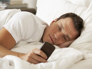خطر خوابیدن گوشی موبایل !