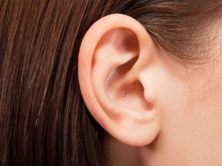 ۱۵ درمان خانگی برای جوش داخل گوش
