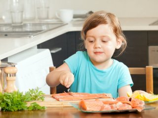 کودکان به مصرف ماهی از ابتلا به آسم نجات پیدا می کنند