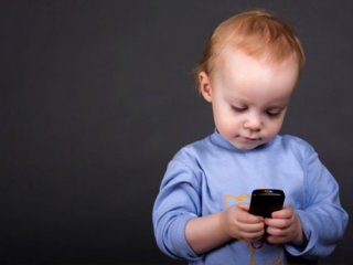آسیب‌هایی که گوشی تلفن همراه برای کودکان‌مان دارد