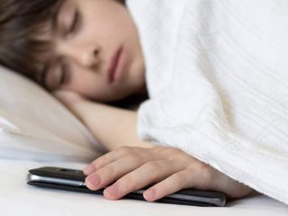 آیا خوابیدن کنار موبایل خطرناک است؟