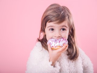 مصرف بیش از حد شیرینی چه بلایی سر کودکان می‌آورد؟