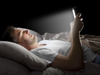چرا قبل از خواب نباید از موبایل استفاده کرد؟