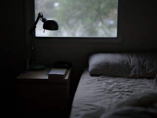 تاریکی مطلق برای خوابیدن بهتر است یا استفاده از شب‌خواب؟