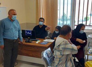 انتقاد مردم و وزیر بهداشت از شلوغی مراکز واکسیناسیون